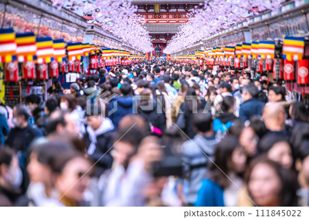 日本東京城市景觀令人震驚的人群...淺草寺擠滿了比冠狀病毒大流行之前更多的外國遊客...進入新時代=2月18日 日本東京城市景觀令人震驚的人群...淺草寺擠滿了比冠狀病毒大流行之前更多的外國遊客...進入新時代=2月18日 111845022
