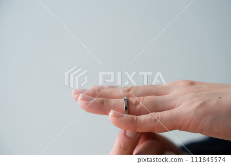 手戴戒指的照片 111845574