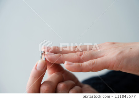 手戴戒指的照片 111845577