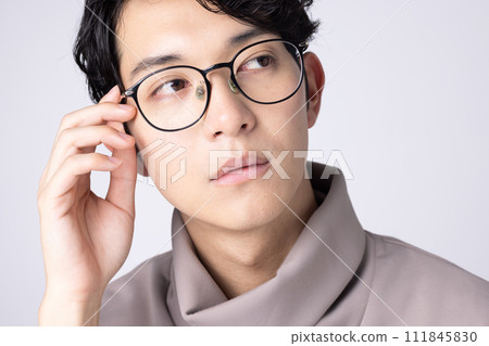 Portrait of a young man wearing glasses 111845830