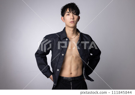 年輕男性牛仔褲時尚形象 年輕男性牛仔褲時尚形象 111845844