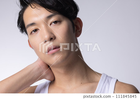 一個白色背景的年輕人上半身特寫肖像 111845845