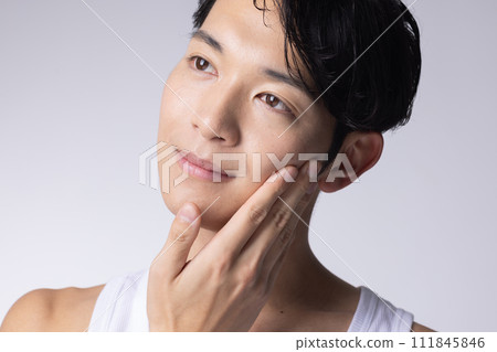 一個白色背景的年輕人上半身特寫肖像 111845846