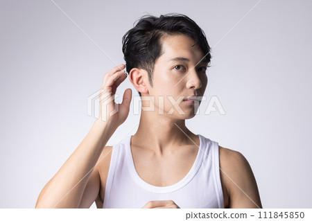 白色背景中關心髮型的男人的肖像 111845850