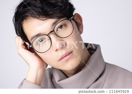 一個戴眼鏡的年輕人的肖像 一個戴眼鏡的年輕人的肖像 111845929