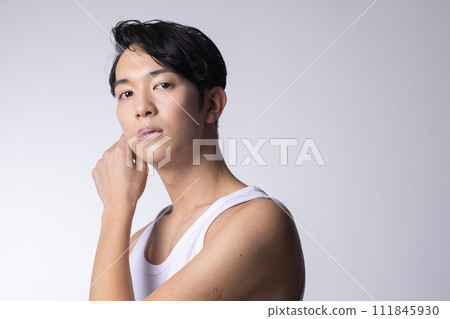一個白色背景的年輕人上半身特寫肖像 111845930