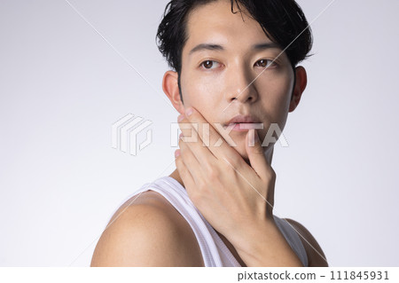 一個白色背景的年輕人上半身特寫肖像 111845931