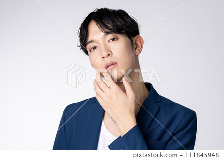 適合年輕男士的男士妝容 111845948