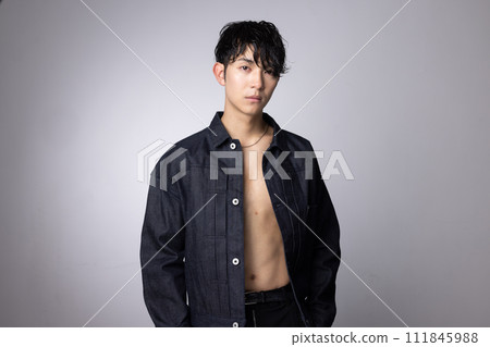 年輕男性牛仔褲時尚形象 年輕男性牛仔褲時尚形象 111845988