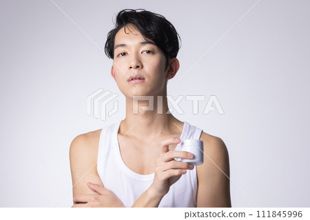 一名白色背景男子拿著化妝品和保養品的圖片 111845996