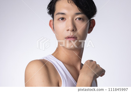 一個白色背景的年輕人上半身特寫肖像 111845997