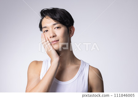 一個白色背景的年輕人上半身特寫肖像 一個白色背景的年輕人上半身特寫肖像 111846005