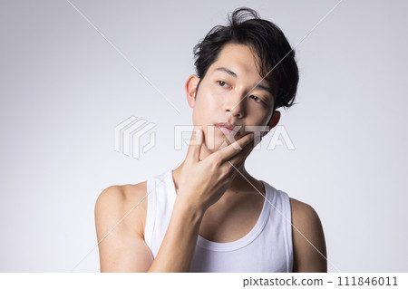 一個白色背景的年輕人上半身特寫肖像 一個白色背景的年輕人上半身特寫肖像 111846011