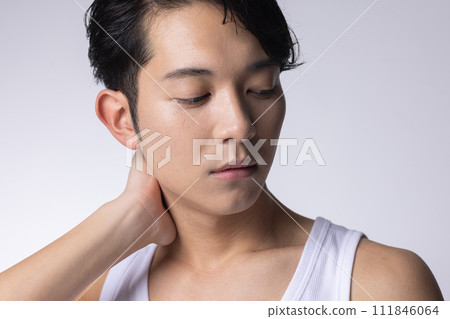 一個白色背景的年輕人上半身特寫肖像 一個白色背景的年輕人上半身特寫肖像 111846064