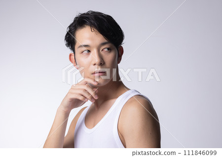 一個白色背景的年輕人上半身特寫肖像 一個白色背景的年輕人上半身特寫肖像 111846099