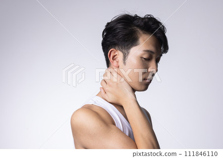 一個白色背景的年輕人上半身特寫肖像 111846110