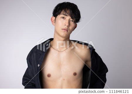 年輕男性牛仔褲時尚形象 年輕男性牛仔褲時尚形象 111846121