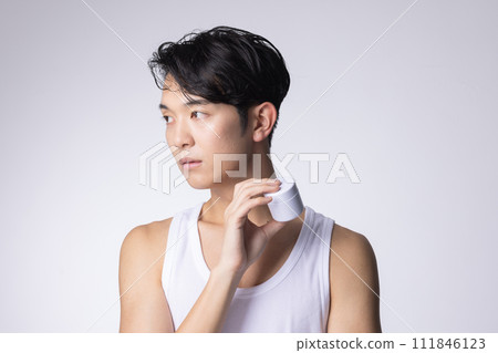 一名白色背景男子拿著化妝品和保養品的圖片 一名白色背景男子拿著化妝品和保養品的圖片 111846123
