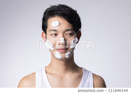 白色背景下男人洗臉和保養的肖像 111846144