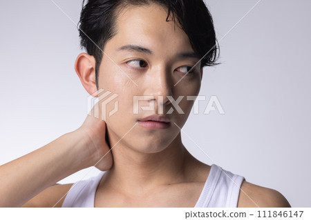 一個白色背景的年輕人上半身特寫肖像 一個白色背景的年輕人上半身特寫肖像 111846147
