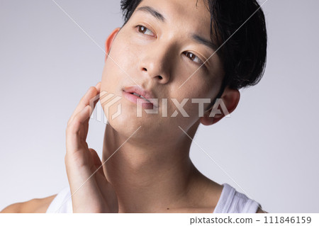 一個白色背景的年輕人上半身特寫肖像 111846159