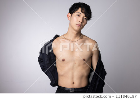 年輕男性牛仔褲時尚形象 年輕男性牛仔褲時尚形象 111846187