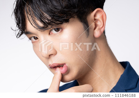 適合年輕男士的男士妝容 111846188