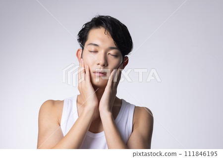 一個白色背景的年輕人上半身特寫肖像 一個白色背景的年輕人上半身特寫肖像 111846195