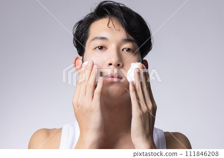 白色背景下男人洗臉和保養的肖像 白色背景下男人洗臉和保養的肖像 111846208