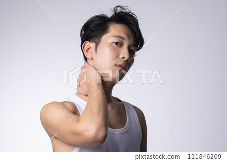 一個白色背景的年輕人上半身特寫肖像 111846209