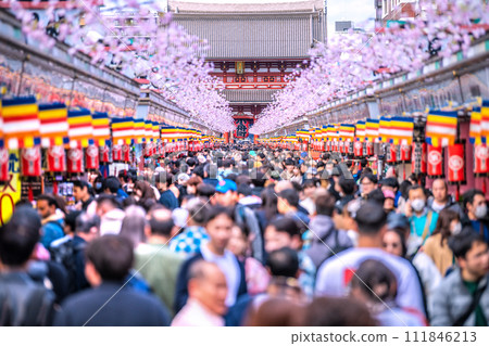 Japan's Tokyo cityscape Very crowded... Sensoji Temple is crowded with more foreign tourists than before the coronavirus outbreak... Toward an era of hope = February 18th 111846213