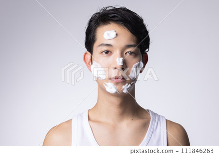 白色背景下男人洗臉和保養的肖像 白色背景下男人洗臉和保養的肖像 111846263
