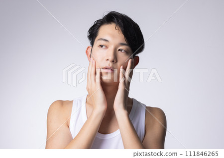 一個白色背景的年輕人上半身特寫肖像 一個白色背景的年輕人上半身特寫肖像 111846265