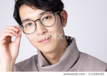 一個戴眼鏡的年輕人的肖像 111846365