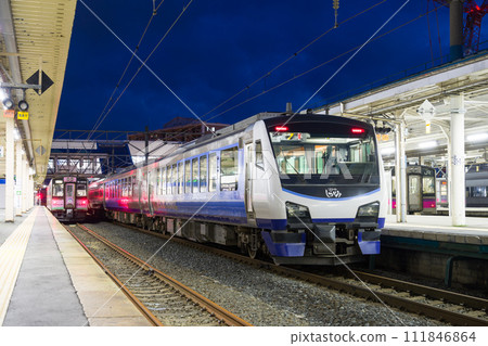 Resort Shirakami HB-E300 series diesel train 2nd generation "Aoike" formation stops at Aomori Station platform 111846864