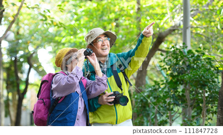 遠足的年長夫婦 遠足的年長夫婦 111847728