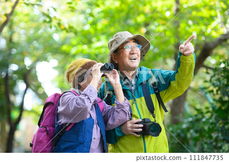 遠足的年長夫婦 111847735