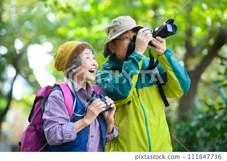 遠足的年長夫婦 111847736