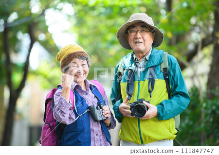 遠足的年長夫婦 111847747