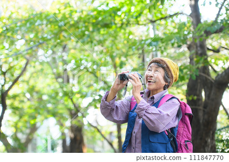 遠足的年長夫婦 111847770