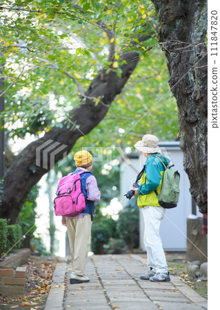 遠足的年長夫婦 111847820