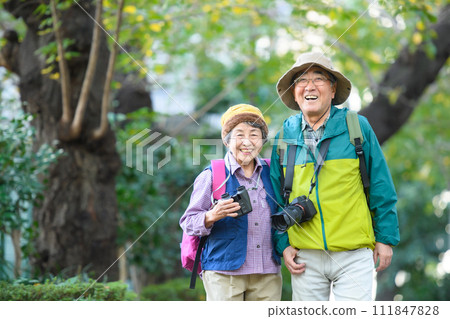 遠足的年長夫婦 遠足的年長夫婦 111847828