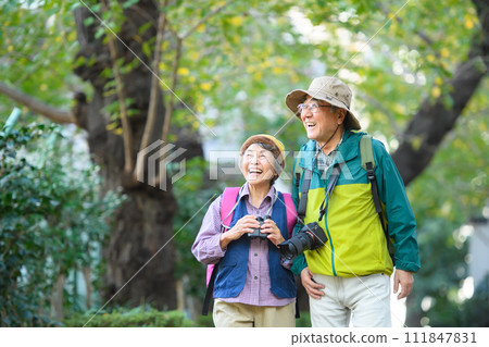 遠足的年長夫婦 111847831
