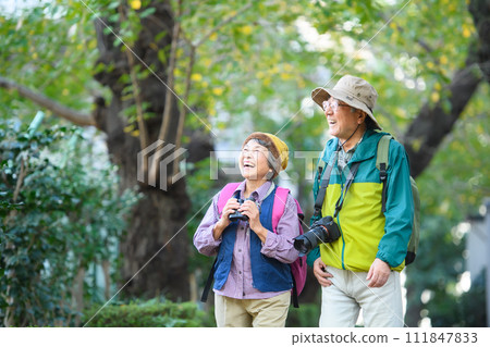 遠足的年長夫婦 遠足的年長夫婦 111847833