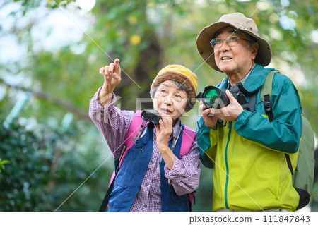 遠足的年長夫婦 111847843