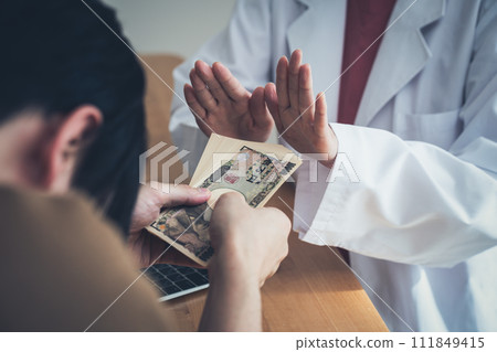 Doctor refusing to accept money from patient 111849415