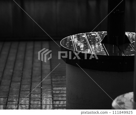 chair soaked in the rain 111849925