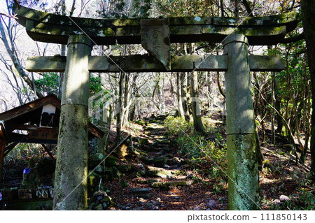 多良岳圓行者像和多良岳神社上殿的鳥居 多良岳圓行者像和多良岳神社上殿的鳥居 111850143