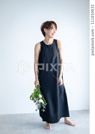 一個女人拿著一束花的肖像 一個女人拿著一束花的肖像 111850632