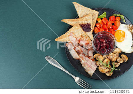 Full English breakfast on a plate. 111850971